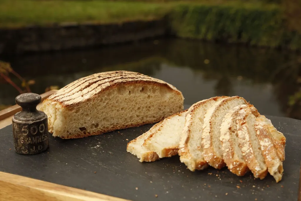 blanc sur pierre 500 gr coupé.webp