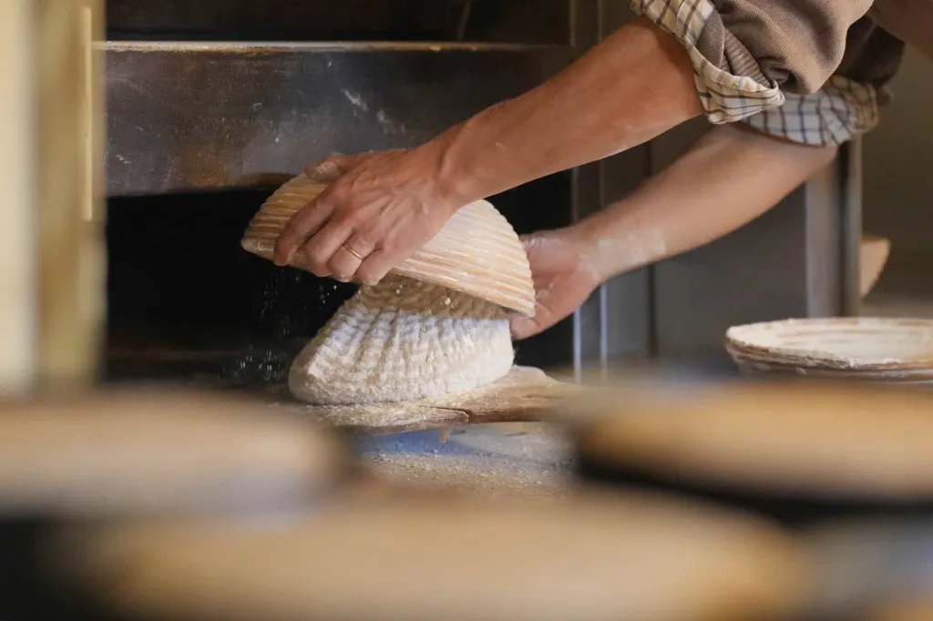 enfournement pain sur pierre.webp