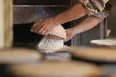 enfournement pain sur pierre.webp